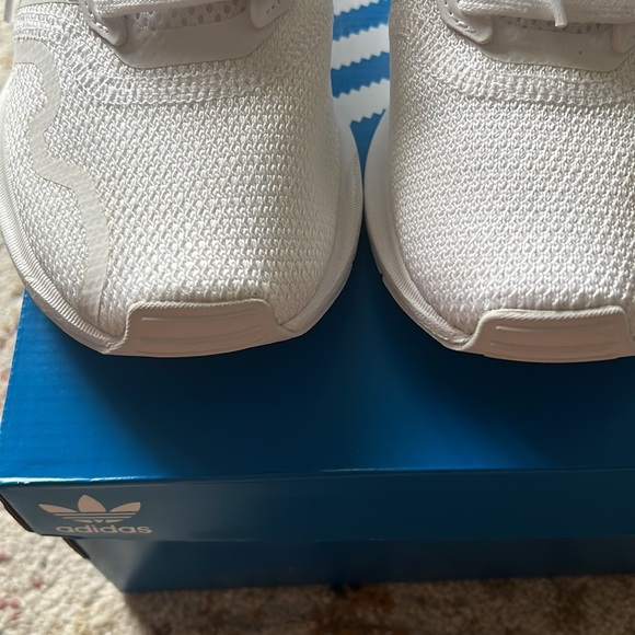 Adidas Swift Run 🤍 SZ 7 Big Kid - Picture 6 of 13